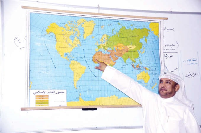 جزاع الشمري مقدما شرحه على الخريطة