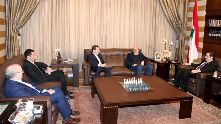 الرئيس سعد الحريري مستقبلا رئيس اللقاء الديمقراطي النائب وليد جنبلاط في حضور وزير الصحة وائل ابوفاعور ونادر الحريري ومستتشار الرئيس الحريري غطاس حوري محمود طويل