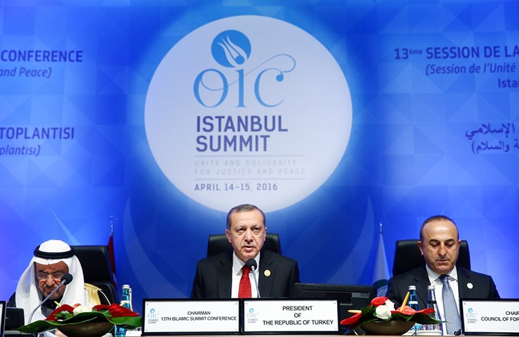 الرئيس التركي رجب طيب اردوغان خلال افتتاحه اعمال القمة الاسلامية الثالثة عشرة في اسطنبول امس	الاناضول ﻿