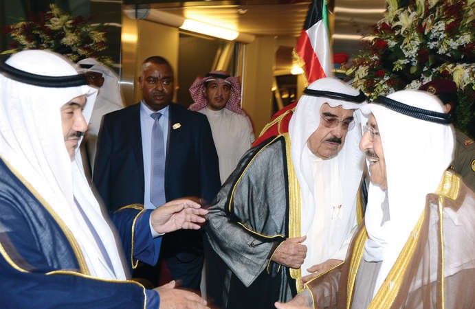 الشيخ فيصل السعود وسمو الشيخ ناصر المحمد في استقبال صاحب السمو﻿