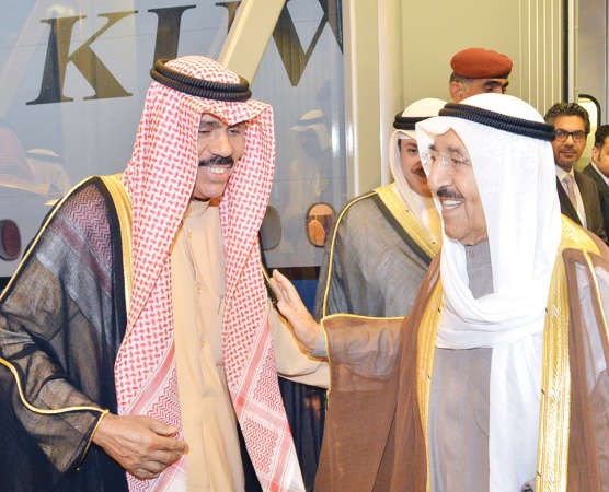صاحب السمو الامير الشيخ صباح الاحمد لدى وصوله الى البلاد وفي استقباله سمو ولي العهد الشيخ نواف الاحمد﻿