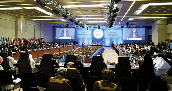 الرئيس التركي رجب طيب اردوغان خلال تلاوته اعلان اسطنبول في ختام القمة الاسلامية الثالثة عشرة امس	 افپ