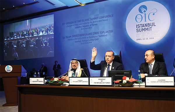 الرئيس التركي رجب طيب اردوغان خلال الجلسة الختامية للقمة الاسلامية الثالثة عشرة امس	 اپ