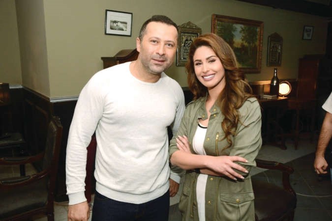 مي سليم والفنان حسام فارس في كواليس هي ودافنشيشريف عبد ربه