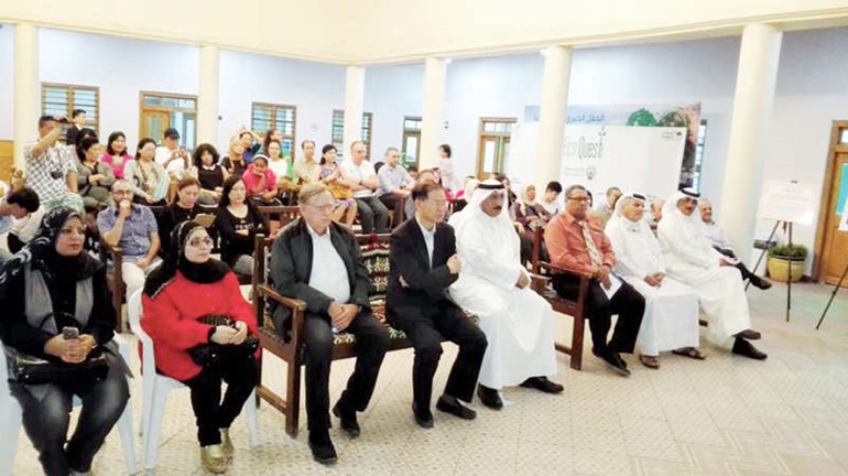 جانب من الحضور في المدرسة القبلية لمتابعة فيلم حياة بسيطة