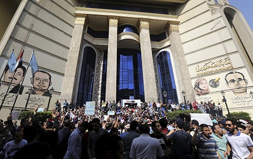 مجموعة من المتظاهرين على اتفاقية الترسيم البحري مع السعودية امام نقابة الصحافيينرويترز