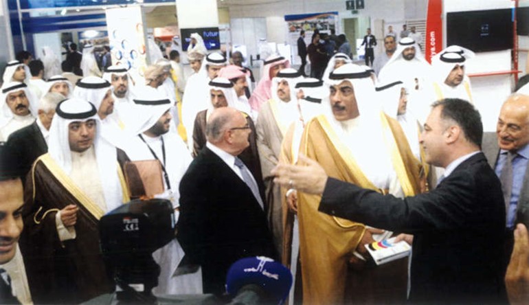 الشيخ صباح الخالد خلال زيارته الى جناح فور فيلمز في معرض الصناعات ويبدو داود مجاعص والسفير اللبناني دخضر حلوي﻿