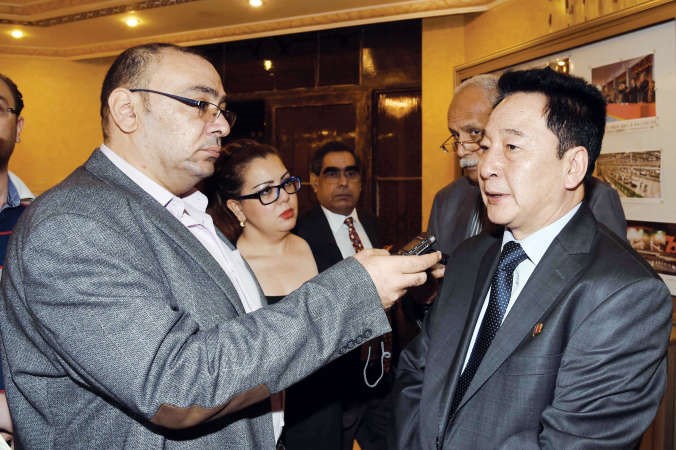 السفير سو تشانغ سيك متحدثا الى الزميل اسامة دياب