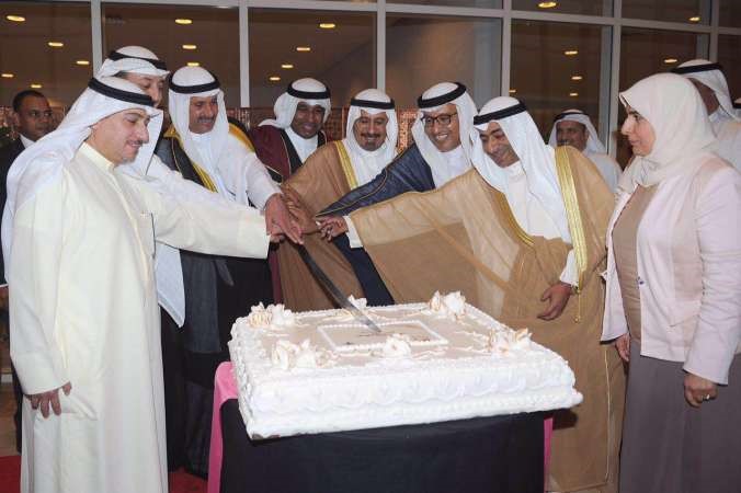 الشيخ د محمد الصباح ود احمد الاثري والحضور يقطعون كعكة الحفل