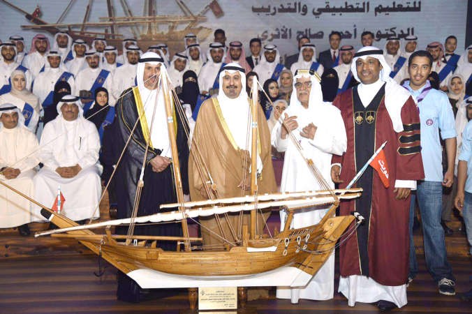 بوم هدية للشيخ د محمد الصباح من هيئة التطبيقي