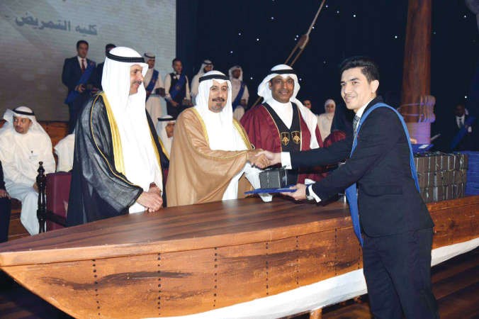 الشيخ د محمد الصباح ود احمد الاثري ود حسين المكيمي لدى تكريم احد المتفوقين