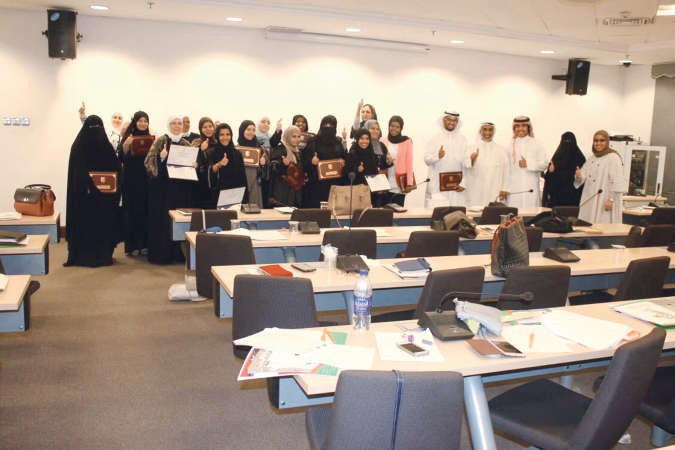 دايوب الايوب مع عدد من الحضور في الندوة