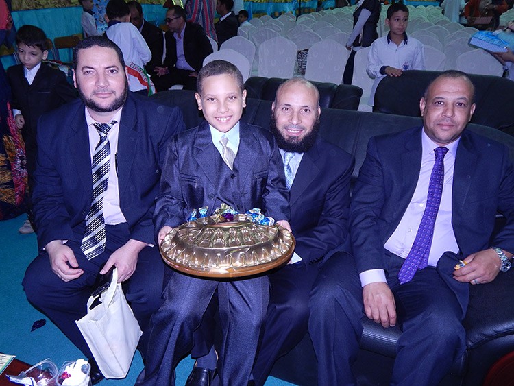 لقطة تذكارية للطالب احمد عبدالصمد مع والده