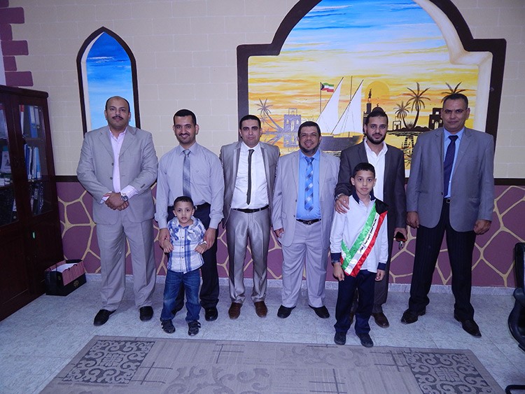 لقطة جماعية للمدير المساعد محمد الطنطاوي مع بعض المعلمين