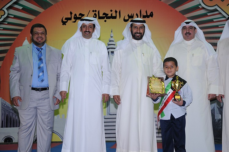 تكريم الطالب المتفوق احمد الطنطاوي