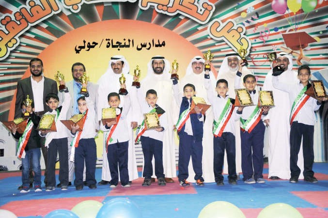 خالد المشعان وادارة المدرسة في لقطة تذكارية مع اوائل الصفوف