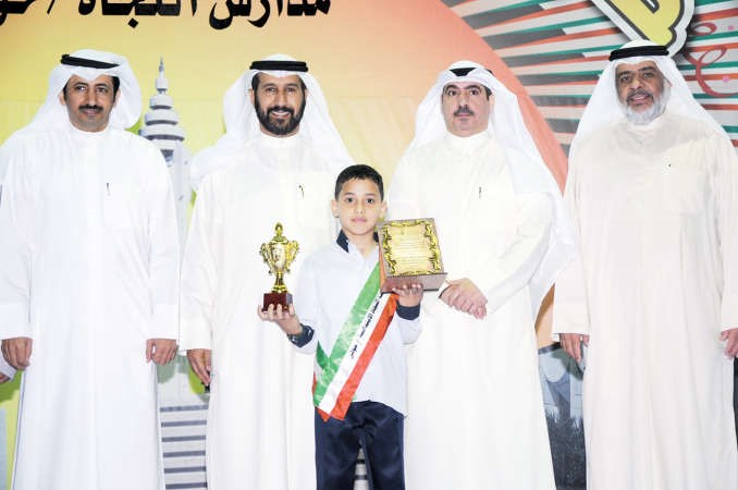 تكريم الطالب المتفوق احمد محمود