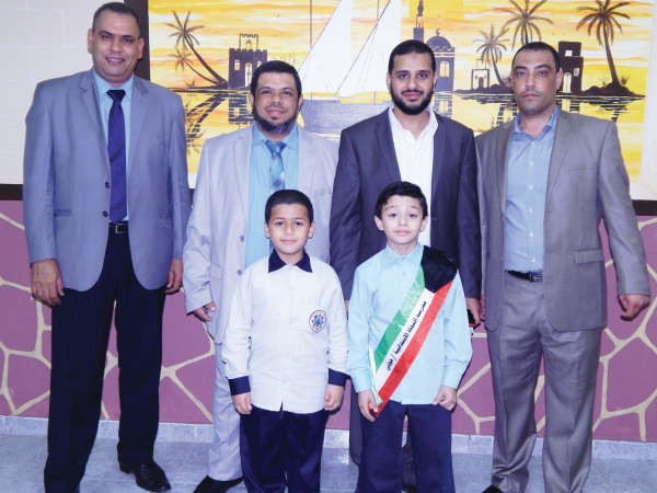 الطالبان المتفوقان احمد الطنطاوي وانس ضياء مع ادارة المدرسة