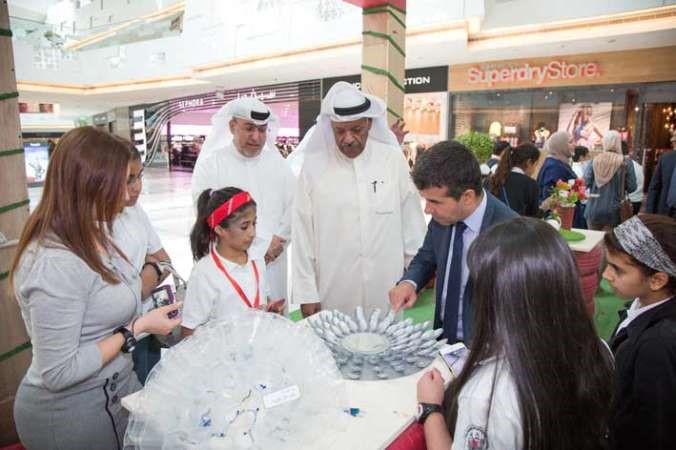 احدى الطالبات المشاركات تشرح عملها الفني لممثلي الادارة العامة للتعليم الخاص﻿