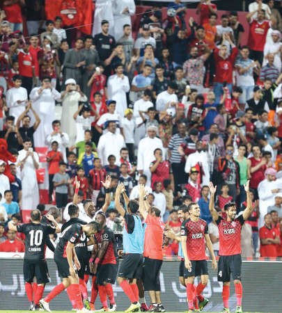 لاعبو الاهلي يحتفلون مع جماهيرهم﻿
