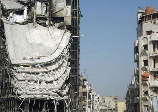 إصابة صحافي في ضربة جوية أثناء تقديمه تقريراً إخبارياً في حلب