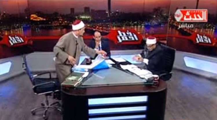 بالفيديو.. داعية ازهري يهدد زميله بـ"الجزمة" على الهواء.. والاخير يرد بـ"الشاكوش" !