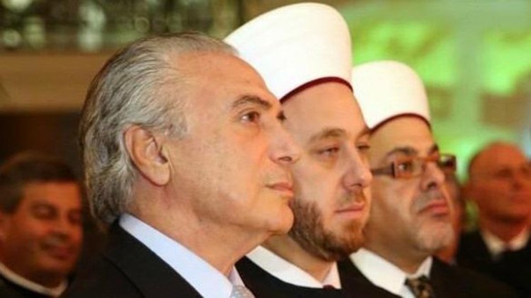 الى يساره ممثل دار الفتوى اللبنانية الشيخ محمد المغربي