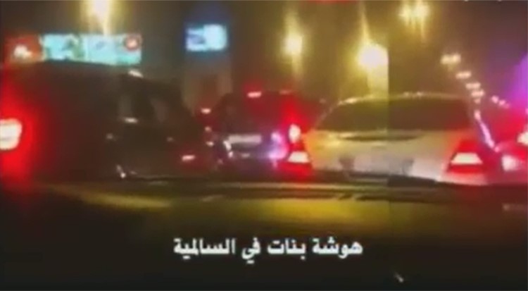 بالفيديو.. "هوشة حريم" وسط السيارات في السالمية مع شتائم متطايرة ومحاولات كسر زجاج السيارة