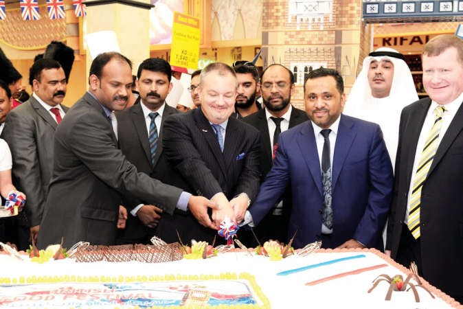 السفير ماثيو لودج يشارك بقطع كيكة الافتتاح