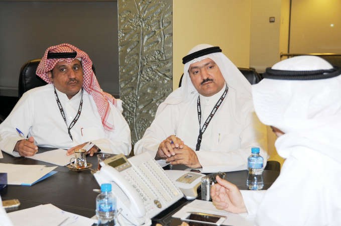 لاري مع سكرتير تحرير الشؤون البرلمانية الزميل حسين الرمضان والزميل موسى ابو طفرة