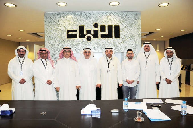 احمد لاري ورئيس التحرير الزميل يوسف خالد المرزوق يتوسطان الزملاء نائب رئيس التحرير عدنان الراشد ومدير التحرير محمد الحسيني وحسين الرمضان وموسى ابو طفرة وماضي الهاجري وبدر السهيليوسف كريم