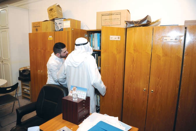 د العجيري مستعرضا الكتب والمخطوطات النفيسة التي تحتويها مكتبته مع الزميل مدير التحرير﻿