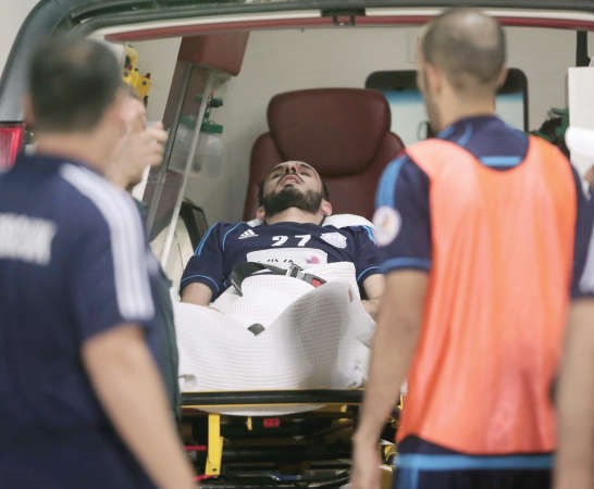 لاعب اليرموك محمد الصالح في طريقه الى المستشفىالازرقكوم﻿