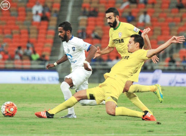 مهاجم الهلال نواف العابد يمر من مدافعي نجران