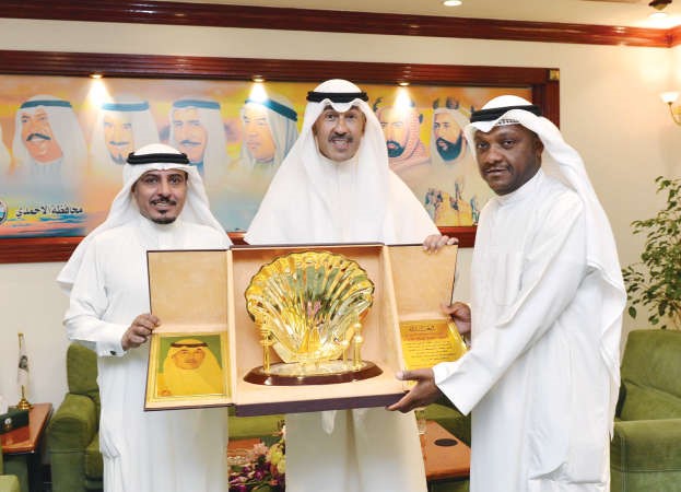 درع تذكارية لمحافظ الاحمدي من ممثلي منفذ النويصيب
