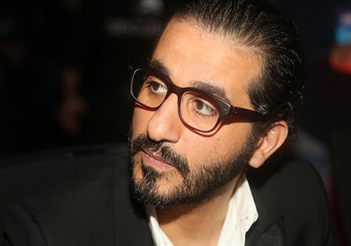 بالفيديو والصور.. أحمد حلمي يستنجد بجمهوره بعد شتم اعلامي له على الهواء 