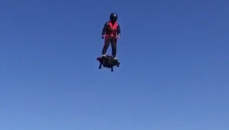 بالفيديو.. هل سيحقق هذا الاختراع حلم الإنسان بالطيران؟