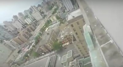 بالفيديو.. لحظة سقوط مغامر وهو يتسلق فندقاً من 17 طابق