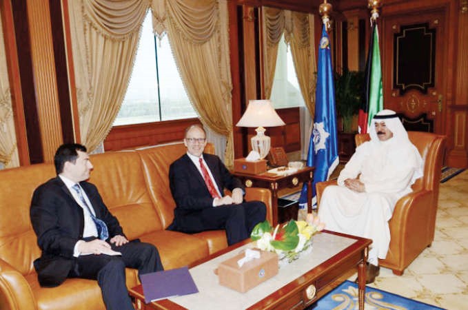 الشيخ محمد الخالد مستقبلا السفير الاميركي دوغلاس سيليمان﻿