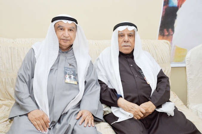 مؤسس الجائزة الفنان محمد الخضر مع الزميل منصور الهاجري