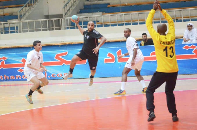  بخيت جميل لاعب القرين يصوب على مرمى الصليبخات