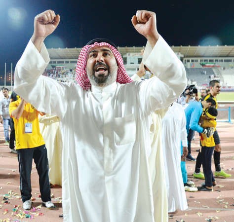 الشيخ خالد الفهد يحيي الجماهير على طريقته الخاصة