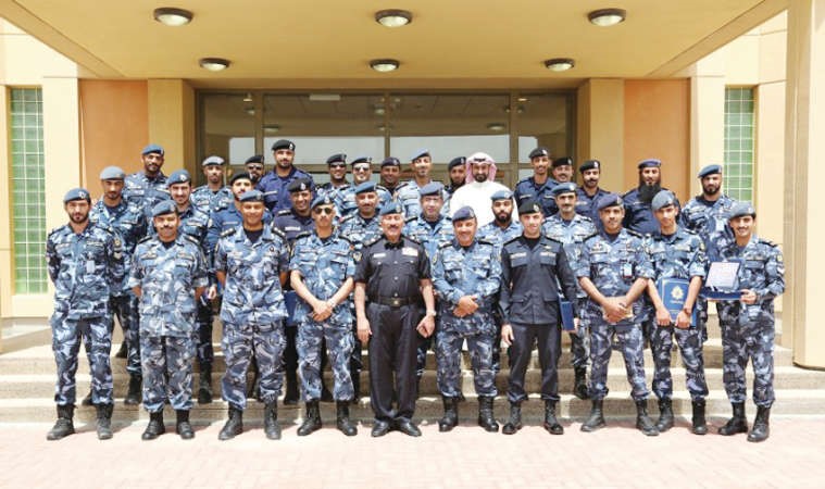 اللواء محمود الدوسري متوسطا الخريجين ﻿