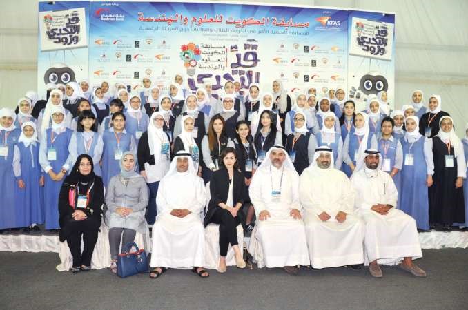 الحضور مع عدد من الطلبة المشاركين في المسابقة﻿