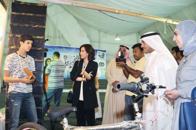 الشيخة الزين الصباح وطلال الخرافي خلال جولة في المعرض ريليش كومار﻿