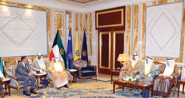 صاحب السمو الامير الشيخ صباح الاحمد مستقبلا اسماعيل ولد الشيخ احمد بحضور الشيخ صباح الخالد و الشيخ علي الجراح والسفير احمد فهد الفهد﻿