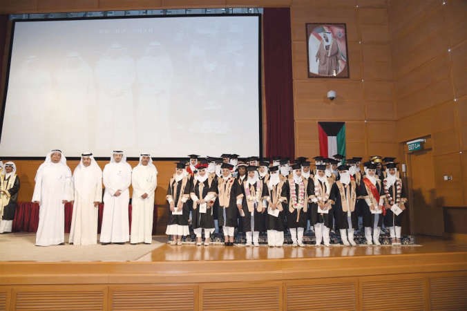 داحمد الاثري ومحسن الزنكي ودعيسى المشيعي ودوائل حمادة وعدد من المكرمين﻿