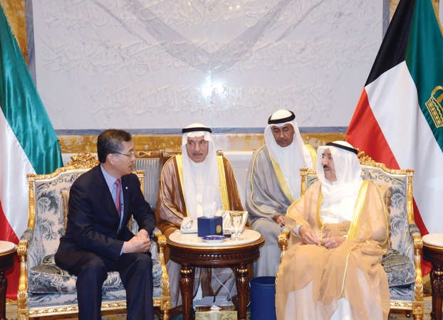 صاحب السمو الامير الشيخ صباح الاحمد مستقبلا سفير كوريا شين بو نام ويبدو محمد ابوالحسن﻿