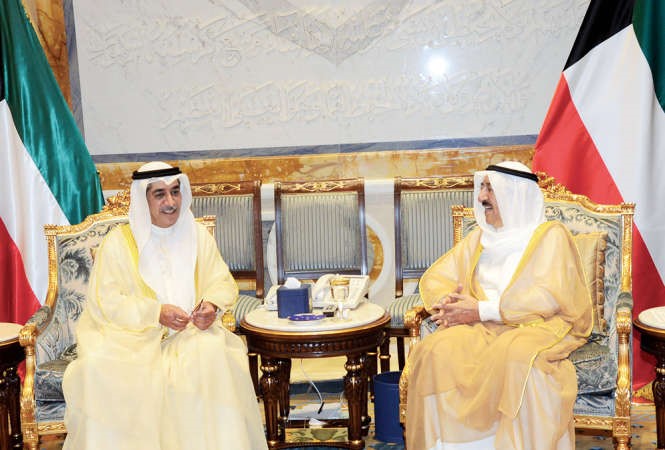صاحب السمو الامير الشيخ صباح الاحمد خلال استقباله رئيس مجلس الامة بالانابة معادل الخرافي﻿
