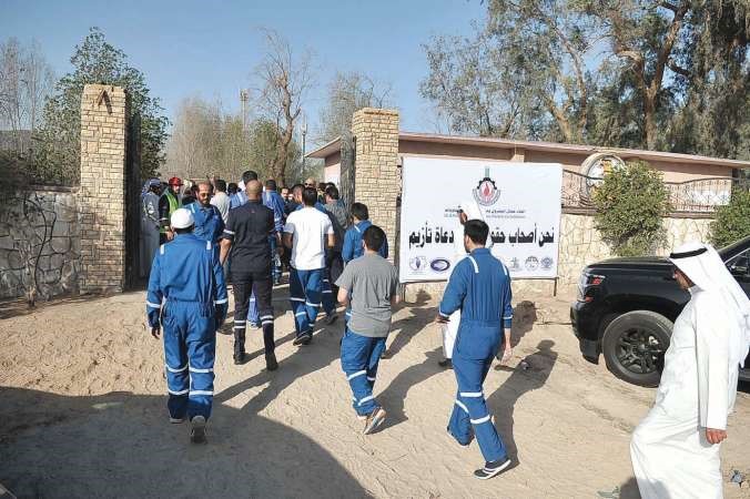 لقطة توضح بدء دخول المضربين عن العمل الى مقر الاتحاد﻿
